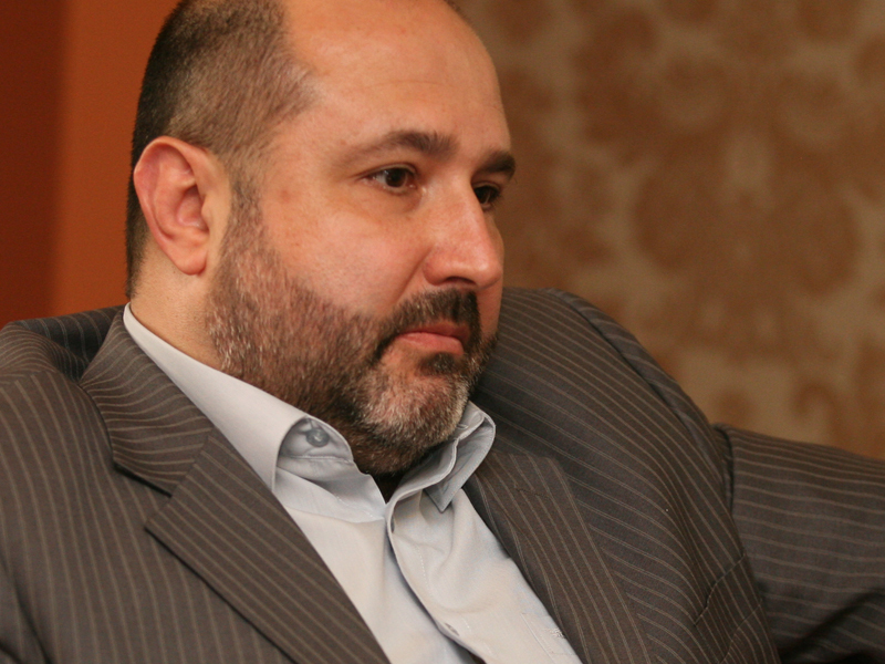 PAUL MARASOIU, PRESEDINTE PEACOCK HOTELS: „ESTE UN PARADOX FAPTUL CA IN ROMANIA CONVIETUIESC DOUA REPERE: OSPITALITATEA TRADITIONALA SI «SA MOARA CAPRA VECINULUI»“. Consultantul raspundea astfel solicitarii BUSINESS Magazin de a discuta despre unul dintre „cele sapte mituri despre Romania“, respectiv ospitalitatea nelimitata fata de straini, alaturi de altele clasice, legate fie de inteligenta romanilor, fie de natura lor lirica. Caci de calitatea ospitalitatii depinde starea turismului, a carui performanta e departe de a fi la noi un motiv de lauda.