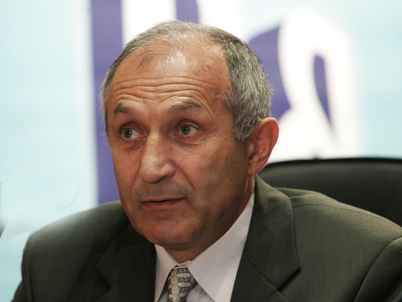 PETRU PRUNEA, FONDATORUL SSIF BROKER CLUJ: „CRED CA VOI MERGE IN CONCEDIU, NU AM MAI AVUT UN CONCEDIU DE 13 ANI“. „Marirea si decaderea unui broker“ a fost cover story-ul cu povestea lui Petru Prunea, care a primit interdictie de a mai activa 5 ani pe piata de capital dupa ce o angajata a sa de la Deva a fost acuzata de frauda. De cand a plecat de la conducerea Broker Cluj, Prunea a vandut mai multe pachete de actiuni pe care le detinea, spunand ca e decis sa renunte la toate actiunile sale de la Broker.