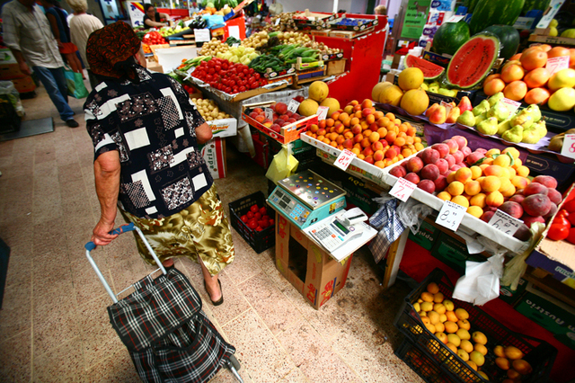 Cu cat se scumpeste mancarea. Ministrul spune 10%, retailerii isi fac calcule