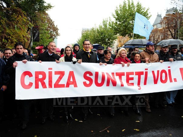 Peste 30.000 de protestatari la mars. Ponta, in Piata Constitutiei: Azi scapam de Guvern, asa sa dea Dumnezeu