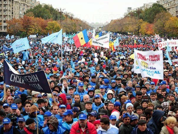 Imbranceli in fata Parlamentului. Peste 30.000 de oameni protesteaza