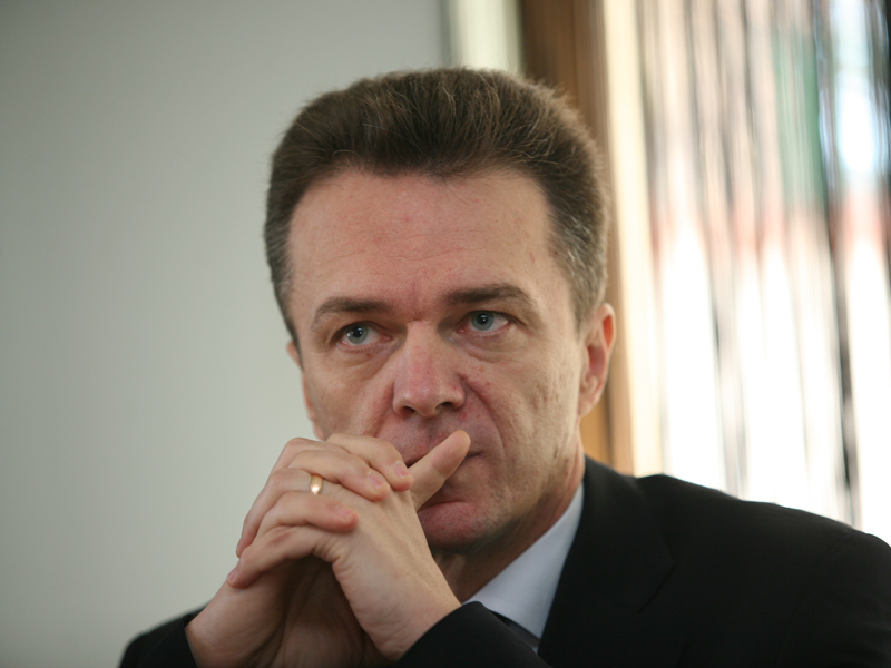 RADU CRACIUN, DIRECTOR DE INVESTITII EUREKO: „E GREU SA ANTICIPEZI CE SE VA INTAMPLA CU LEUL. MOTIVUL ESTE CA NU POTI GRESI CU PUTIN, CI CU FOARTE MULT“. La inceput de 2007, bancherii apreciau in unanimitate ca moneda nationala va continua sa se aprecieze in raport cu euro, estimand un curs in jurul a 3,2 lei/euro. Nimeni nu-si imagina atunci ca euro va sari nu cu putin, ci cu foarte mult, ajungand la peste 4 lei.