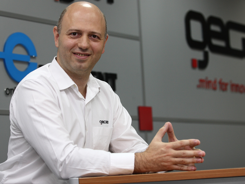 RADU GEORGESCU, PRESEDINTE GECAD: „CINE NU MOARE CRESTE SI PIETELE SE CONSOLIDEAZA. ORI MORI, ORI TE CUMPARA  CINEVA MAI MARE“. Intr-o discutie de la finalul anului 2006 despre ce avea sa aduca, bun sau rau, aderarea la Uniunea Europeana, opt manageri de top din Romania puneau problema unor falimente, in contextul unor eventuale cresteri de preturi si diminuari in consumul populatiei, solutiile fiind fie vanzarea, fie iesirea pe pietele internationale. Desi nu s-a intamplat in 2007, ci doi ani mai tarziu, cand a lovit criza, poate n-ar fi rau sa urmam sfaturile.