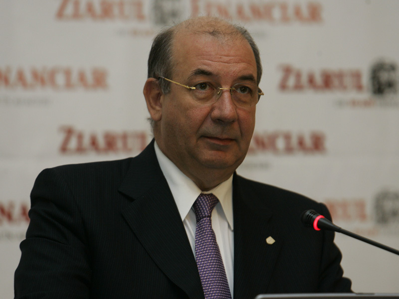 RADU GRATIAN GHETEA, CEO CEC: „VALOAREA REALA A LEULUI NU ESTE CEA DE ACUM SI CRED CA IN URMATORUL AN VOM ASISTA LA O REVENIRE A EURO“. Ritmul accelerat de apreciere a leului depasise in iulie 2007 prognozele analistilor. La jumatatea anului, bancherii prindeau curaj si anticipau noi minime pentru moneda europeana. Chiar si sub 3 lei. Ghetea avea sa intuiasca bine ca un curs de trei lei/euro nu era nicidecum sustenabil si realist pe termen lung, iar deprecierea accelerata ce a urmat a afectat pe multi romani, mai ales pe cei cu credite in valuta.