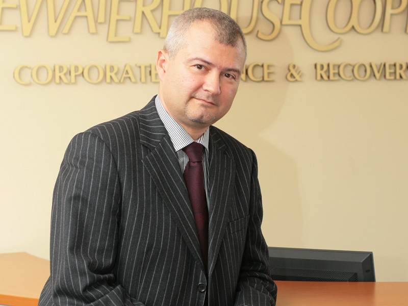 RADU STOICOVICIU, FOST SENIOR PARTNER PWC: „ESTE DE ASTEPTAT CA NOI MULTINATIONALE SA-SI DESCHIDA OPERATIUNI IN ROMANIA SI CA MARJELE DE PROFITABILITATE SA SCADA SPRE NIVELUL INREGISTRAT IN ALTE  STATE DIN UE“. Previziunea facuta de Radu Stoicoviciu in urma cu doi ani s-a adeverit doar pe jumatate: marjele de profitabilitate ale companiilor din Romania au scazut dramatic in ultimii doi ani. Pe de alta parte, planurile multinationalelor de a-si deschide birouri in Romania au fost sistate si nici nu sunt semnale ca vor fi reluate prea curand. Putem nota insa doua mici exceptii: pana la sfarsitul anului, Axa, liderul pietei europene de asigurari, isi va face intrarea pe piata locala, iar pentru primavara lui 2011 este programata cea mai asteptata lansare de pe piata de fashion: deschiderea H&M in Romania.  