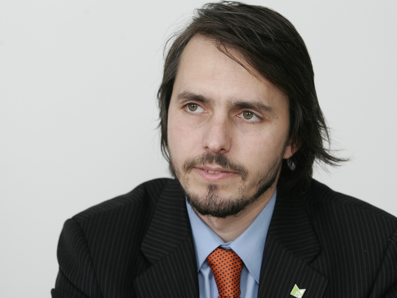 RADU TUDORACHE, FOST SEF ANRC: „ACCESUL LA INTERNET DE BANDA LARGA PRIN RETELELE ROMTELECOM AR PUTEA FI CU CATEVA ORDINE DE MARIME MAI IEFTIN DECAT CEL FURNIZAT ACUM DE RETELE CONSACRATE“. Nu mai e nimic neobisnuit acum ca din cablul care intra in locuinta un consumator sa beneficieze de telefonie fixa, internet si cablu. Nu asa stateau insa lucrurile in 2005, cand, la 1 ianuarie, firele Romtelecom au fost puse la dispozitia competitorilor. Prin aceasta ultima etapa a liberalizarii pietei de telefonie fixa din Romania i-a luat fostului monopolist ultimul, dar si cel mai de pret bun – firele de cupru care aduc vocea in casele oamenilor.