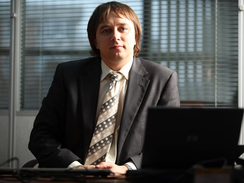 RAIMOND USECKAS, FOST CEO NOVATOURS ROMANIA: „NOI NU AM DAT FALIMENT. AM SUSPENDAT ACTIVITATEA DIN CAUZA CONDITIILOR  DIFICILE DE PE PIATA“. Prima victima din turism a crizei a fost Novatours, filiala locala a operatorului care este lider de piata in tarile baltice. Novatours intrase din 2007 in Romania, cu un plan ambitios de business, insa nu a rezistat pe o piata unde turismul a scazut anul trecut cu peste 30% si unde jucatorii mai vechi, cu baze importante de clienti, nu au mai permis dezvoltarea unui nume nou. 