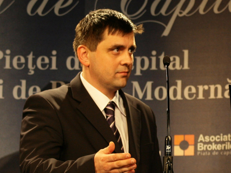 RARES NILAS, DIRECTOR GENERAL BT SECURITIES: „ESTE FOARTE GREU SA FII BROKER PE ACEASTA PIATA DUPA CRESTERILE DIN ULTIMII DOI-TREI ANI. ANUL TRECUT STATEAI ZAMBITOR IN FATA CLIENTILOR, ACUM TREBUIE SA-TI PASTREZI CALMUL SI SA-I SFATUIESTI SA-SI MARCHEZE PIERDERILE“. Boom-ul economic a adus multe castiguri, dar a si creat un standard de asteptari pe care, odata cu venirea crizei, putini au mai reusit sa-l atinga. Din acest punct de vedere, meseria de broker a devenit extrem de ingrata, multi clienti avand probleme reale in a intelege ca a venit si o vreme in care pierderile atarna in balanta mai greu decat castigurile. Rares Nilas remarca acest lucru inca din 2008. 