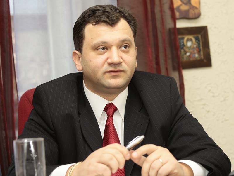 RAUL CIURTIN, PRESEDINTE ALBALACT: „CRED CA DE CEL PUTIN ZECE ANI CONTEAZA MARCA IN PIATA DE LACTATE. DIN MOMENTUL IN CARE AM «STRICAT» PRIMUL BAN (PENTRU MARKETING), N-AM MAI  AVUT CE PIERDE SI AM CREZUT FOARTE MULT IN FAPTUL CA FULGA VA FI O REUSITA“. Presedintele Albalact a transformat in opt ani o fabrica falimentara intr-o afacere care valora aproape o suta de milioane de euro la Bursa. Cu investitii agresive in marketing, Ciurtin a impus pe piata de lactate marcile Fulga si Zuzu. In 2007, Ciurtin vorbea de o dublare a pietei in urmatorii patru ani, bazandu-se pe disparitia pietei negre. Chiar daca nu s-a intamplat neaparat asa, lui Ciurtin nu i-a mers prea rau.