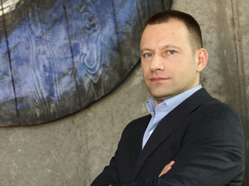RAZVAN PETRESCU, MANAGER NOKIA ROMANIA: „NU CRED CA O ORGANIZATIE EXCLUSIV FORMALA CU IERARHII FERME SI COMPLEXE  POATE FUNCTIONA LA PARAMETRII CERUTI DE LUMEA INTERNETULUI SI A TELECOMUNICATIILOR“. Managerul afacerilor Nokia in Romania si cel care a dezvoltat de-a lungul timpului afacerea finlandezilor in mai multe tari din Europa - Bulgaria, Serbia, Muntenegru, Macedonia si Israel - are 39 de ani si o conceptie extrem de democratica despre relatiile din cadrul companiei.