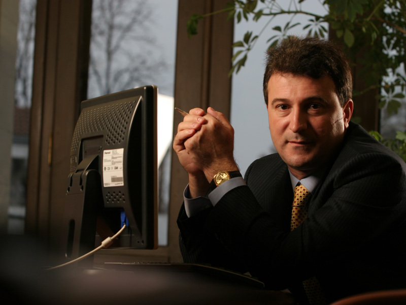 RAZVAN PETROVICI, FONDATOR UNIVERS’ALL: „NU INTELEG DE CE TREBUIE NEAPARAT SA VAND ALTUIA. DE CE SA PLECAM DE LA PREMISA CA NU REZISTAM IN FATA UNORA PE CARE NOI II PRESUPUNEM MAI MARI?". Omul de afaceri care a infiintat reteaua de magazine Univers’all sustinea, cu un an inainte de a intra in faliment, ca afacerea pe care o conduce este solida si are toate motivele sa fie increzator in viitor. Un an mai tarziu insa inregistra cel mai rasunator esec din comertul romanesc si provoca in piata un amplu val de reactii din partea furnizorilor. O parte dintre acestia nu si-au mai recuperat nici pana in prezent datoriile pe care le avea reteaua pentru marfurile livrate.