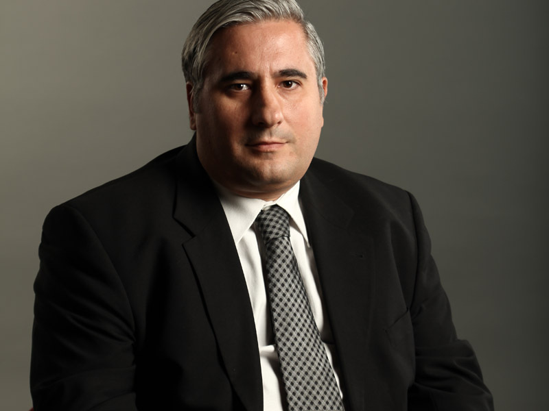 RAZVAN SOARE, FOST DIRECTOR STANTON CHASE: „AM MAIL-UL PLIN DE CANDIDATURI DIN PARTEA UNOR EXPATI SAU A UNOR ROMANI  CARE LUCREAZA AFARA PE POZITII FOARTE BUNE, DAR SUNT NEVOIT SA LE REFUZ“. Cu un an in urma un head-hunter ar fi oferit marea cu sarea unui expat dispus sa vina sa lucreze in Romania. La fel si unui roman care ar fi vrut sa isi lase postul de pe Wall Street pentru a se repatria. In iarna lui 2008 strainii ii abordau pe recrutori, insa fara prea mari sanse de succes. 