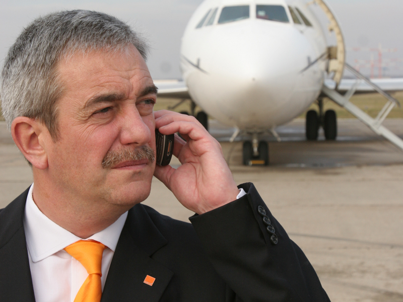 RICHARD MOAT, FOST SEF ORANGE ROMANIA: „OAMENII, EXPERTIZA SI ABILITATILE LOR SUNT BUNUL CEL MAI DE PRET. FARA ASA  CEVA NU POTI AVEA O AFACERE“. Abia ajuns in fotoliul de conducere al filialei din Romania, Moat spunea in urma cu cinci ani ca vine sa pregateasca lansarea 3G, sa impuna tehnologia EDGE și sa cucereasca Bucurestiul, „fieful“ Vodafone (Connex la acea vreme).