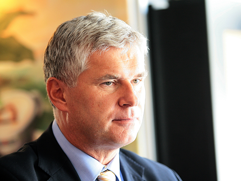 ROBERT REKKERS, CEO BANCA TRANSILVANIA: „NU MA GANDESC SA PLEC DIN ROMANIA. SUNT PREA OCUPAT. NU MA SIMT CA UN EXPAT: VIATA DE EXPAT INSEAMNA MULTA SECURITATE, CASA MARE, MASINA MARE, PETRECERI, UN CERC LIMITAT DE PRIETENI, PE CAND EU SUNT TOTAL DIFERIT, MAI MULT  ANTREPRENOR IN CEEA CE PRIVESTE STILUL DE A CONDUCE SI DE A LUA DECIZII, PLUS CA SUNT MEREU PE DRUMURI SI INCERC SA CONSTRUIESC BANCA, PENTRU CA EU CRED IN EA“. In coverstory-ul „Paradisul expatilor“ din 2006, oameni de afaceri si bancheri straini povesteau de ce au ales sa isi prelungeasca mandatele in Romania sau chiar sa ramana definitiv aici. In acelasi articol, Steve Allison de la Unilever conchidea: „Adevaratul motiv pentru care strainii nu mai pleaca din Romania sunt femeile. Orice ti-ar spune altii, nu crede pe nimeni, acesta e adevaratul motiv“.