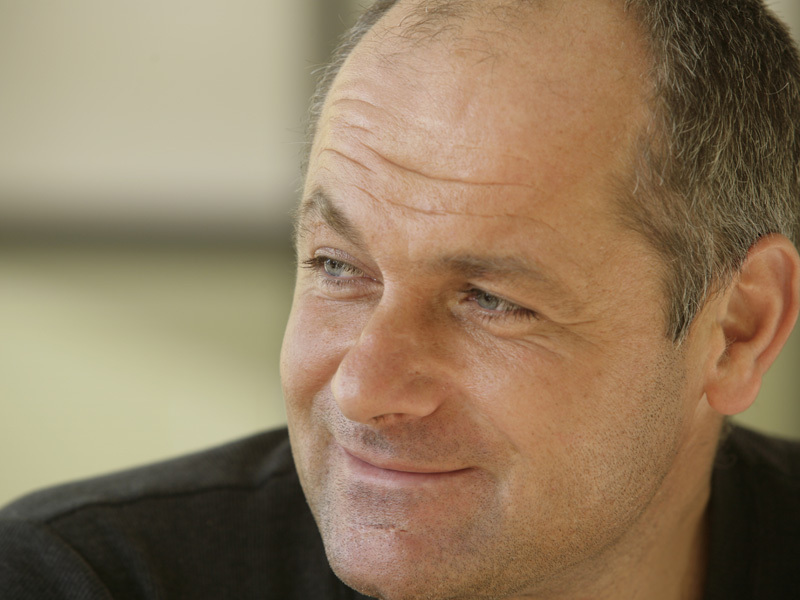 ROMEO DUNCA, PROPRIETAR DUNCA EXPEDITII: „IN ROMANIA NU LIPSESC LOCURILE FRUMOASE, DAR NU STIM SA LE PUNEM IN VALOARE. DE REGULA, DACA AJUNGEM INTR-UN LOC, IL DISTRUGEM“. Primul roman care participa in 2005 la raliul Dakar, Romeo Dunca, renunta in 2008 la participarea la marile competitii sportive din strainatate. A inceput sa se ocupe de afacerile din transporturi si turism. Businessul ajunsese la 30 de milioane de euro, insa dezvoltarea in turism si transporturi intr-o tara fara prioritati in  infrastructura poate deveni o lupta cu morile de vant.