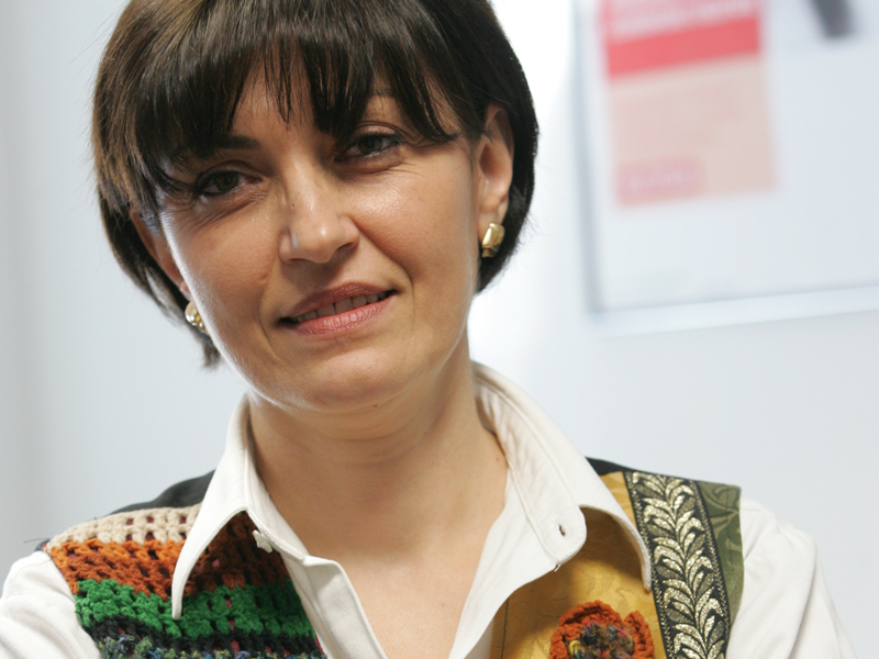 ROZAURA STANESCU, DIRECTOR DE STRATEGIE LA BRD: „ESTE CA INTR-UN MARIAJ – CU CAT AI MAI MULTE LUCRURI IN COMUN CU CELALALT,  CU ATAT DESPARTIREA ESTE MAI GREA“. Relatia bancherilor din Romania cu clientii a devenit de-a lungul timpului un soi de mariaj, sub presiunea necesitatii de reducere a costurilor si de majorare a veniturilor. Reteta succesului a fost sa vanda cat mai multe produse aceluiasi client, mizand pe faptul ca daca sunt mai multe in joc, clientul va ramane.