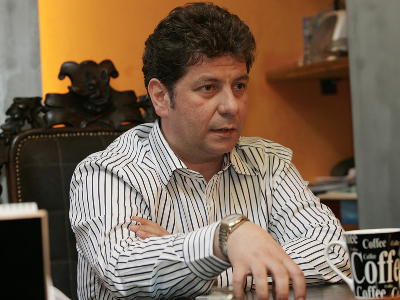 RUDOLF SOMMER, DIRECTOR GENERAL SOMMERING INSTAL: „2010 VA FI MULT MAI GREU - IN ROMANIA NICI NU A INCEPUT CRIZA“. Șeful uneia dintre cele mai mari companii de instalatii de pe piata facea aceasta estimare la momentul octombrie 2009, dupa ce traversase experienta scaderii cu aproape 30% a pietei de constructii in anul respectiv si a reducerii drastice a numarului de proiecte imobiliare incepute in acea perioada.