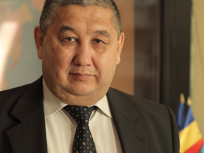 SADUOKHAS MERALIYEV, CEO ROMPETROL GROUP: „EU NU SUNT OM DE AFACERI; MI-AM PETRECUT TOATA VIATA IN ZONA OPERATIONALA A  INDUSTRIEI SI CRED CA ACOLO E LUMEA REALA, NU INTR-UN BIROU“. Despre cariera lui si despre ce vrea sa faca KazMunaiGaz cu Rompetrol, Meraliyev a vorbit pe larg la unul din evenimentele Meet the CEO. „Lumea reala“ a inginerului kazah: a fost director general al rafinariei Pavlodar, cu o capacitate de rafinare de 5,5 milioane de tone, a condus reconstructia rafinariei din Atyrau si operatiunile Tengizchevroil, un joint-venture intre statul kazah si compania americana Chevron.