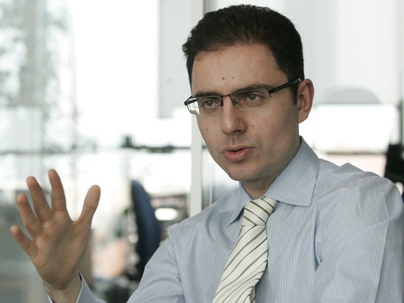 SEPTIMIU POSTELNICU, VICEPREȘEDINTE UNICREDIT TIRIAC BANK: „POZITIILE MANAGERIALE REPREZINTA UN FEL DE CAL TROIAN. ITI OFERA DESCHIDERE, SUCCES, DAR TE MATURIZEAZA ACCELERAT. PE SCURT, NU STIU DACA SUNTEM TINERI BATRANI SAU BATRANI TINERI“. Cei 100 de tineri intrati in vizorul anuarului BUSINESS Magazin valorau simbolic 20 de miliarde de euro, cat insemnau afacerile cumulate ale companiilor pentru care lucrau. Printre altii, Mihail Ion, Tudor Niculescu, Vlad Șeitan si Septimiu Postelnicu, vorbeau despre viziunea de business a unui manager de 30 de ani.  Iar realizarile financiare erau atunci pe buzele tuturor.