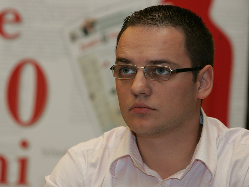 SERGIU BIRIS, FONDATOR TRILULILU: „INTERNETUL ROMANESC SE ASEAMANA FOARTE MULT CU O GRADINITA FARA EDUCATOARE, UNDE COPIII SE BAT FARA INCETARE PENTRU JUCARII“. Fondatorul site-ului de continut video Trilulilu descrie astfel starea internetului romanesc, unde tinerii (in majoritate) intreprinzatori ar fi mai degraba preocupati de discutiile pe marginea potentialului afacerilor pe internet si a problemelor de moment decat de proiectele care ar putea pune intr-adevar Romania pe harta mondiala a businessului online.