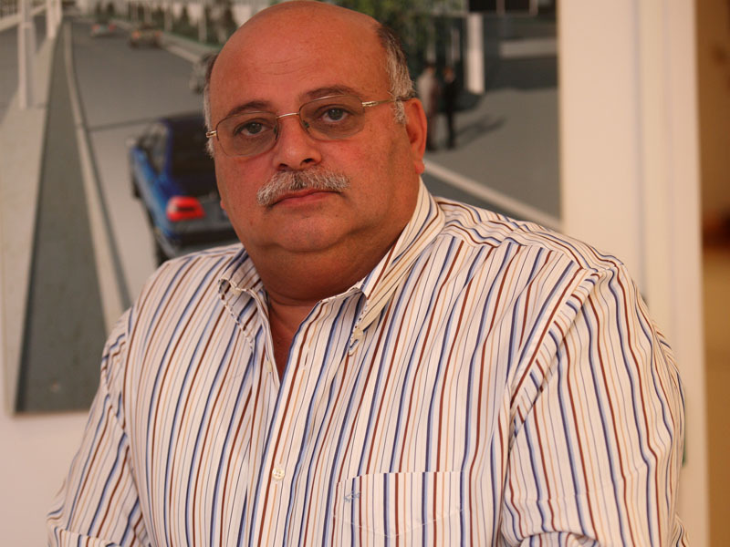 SHIMON GALON, CEO GTC ROMANIA: „POTENTIALUL PE CARE IL ARE ROMANIA ESTE DE SUTE DE ORI MAI MARE DECAT CEL  AL ISRAELULUI... DE CE NU E ROMANIA CA ISRAELUL? IN PRIMUL RAND LIPSESC 50 DE  ANI DE CREARE A UNEI SOCIETATI CARE SA APRECIEZE CEEA CE REALIZEAZA OMUL.  MAI APOI, ROMANUL SE TREZESTE DIMINEATA SI NU SE GANDESTE CUM SA FACA O TREABA MAI BUNA, CI CUM SA FIE BOGAT IN ACEEASI ZI“. Shimon Galon a realizat unele dintre cele mai importante tranzactii din real estate-ul romanesc, printre care vanzarea imobilelor de birouri Europa House si America House din Piata Victoriei. Un bun cunoscator al pietei romanesti, implicat in proiecte si cu o privire lucida asupra pietei, oamenilor, proiectelor si rezultatelor.