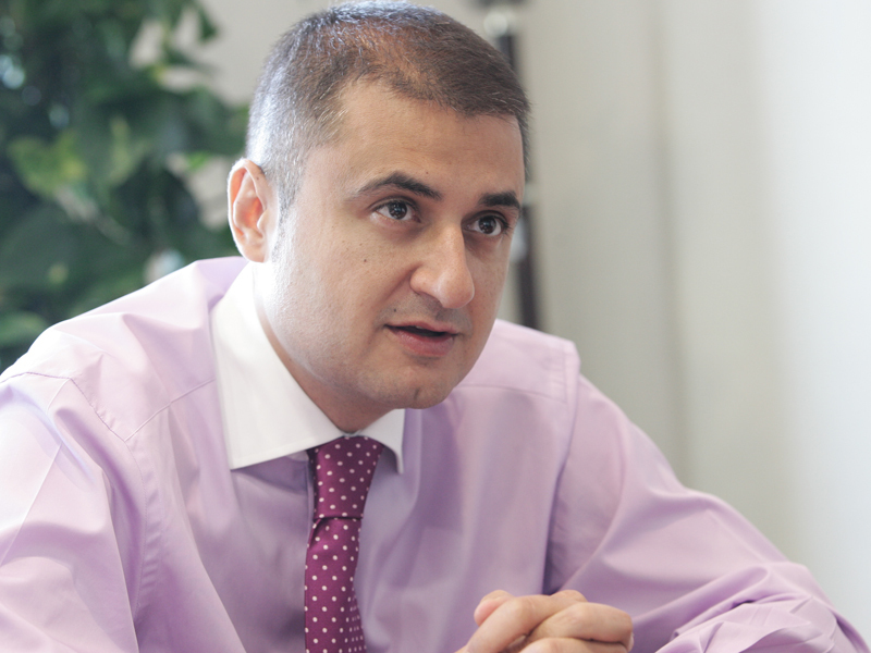 SORIN POPA, VICEPRESEDINTE BRD: „E MAI BINE SA PREVII DECAT SA FACI BUSINESS CU ORICE PRET SI SA AJUNGI ULTERIOR SA PLATESTI SCUMP“. Riscul valutar, nivelul investitiilor straine, cresterea foarte rapida si necontrolata a creditului de consum, recomandarile analistilor straini privitoare la Romania, criza de pe pietele internationale erau numai cateva dintre elementele pe care bancherii le luau in calcul, avand pregatite, in functie de acestea, noi strategii de dezvoltare.