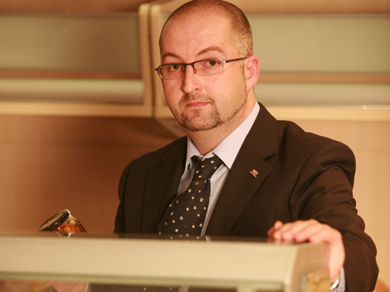 STEFAN PADURE, VICEPRESEDINTE ANGST: „CEI MAI BUNI OAMENI SUNT CEI CARE AU FOST AFARA SI S-AU INTORS. SUNT EXTRAORDINARI, PENTRU CA STIU SA-SI FACA TREABA SI NU TREBUIE SA-I ORGANIZEZE NIMENI“. Discutia despre productivitate este in Romania la fel de veche ca si cele despre inflatie, cursul de schimb sau calitatea invatamantului. In 2007 salariile cresteau in Romania, uneori nejustificat, uneori pentru ca angajatii, aflati pe val, fortau mana angajatorilor. Și, din cand in cand, descoperim ca nu avem suficienti ingineri sau ca productivitatea este mai mare in cazul strainilor. 