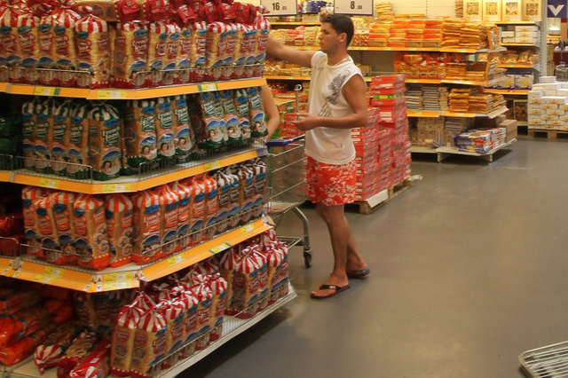 Cat ar pierde supermarketurile daca ar fi inchise duminica