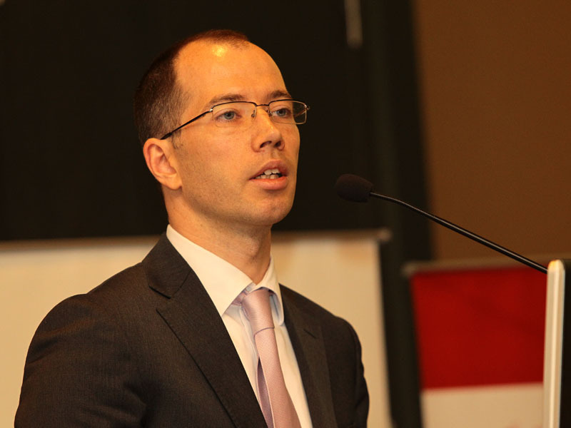 SZABOLCS NEMES, ROLAND BERGER: „LISTA COMPANIILOR INCA DETINUTE DE STAT SI CARE SUNT INTR-ADEVAR VALOROASE,  CU PERSPECTIVE DE DEZVOLTARE PROFITABILA SI CU IMPACT IN DOMENIUL LOR DE ACTIVITATE ESTE RELATIV SCURTA SI INCLUDE IN JUR DE 15 COMPANII DIN TOTALUL SOCIETATILOR COMERCIALE“. Ceva ne face sa credem ca acum, desi companiile care erau la stat in octombrie 2007 au ramas tot la stat, numarul celor valoroase, cu perspective si cu impact s-a redus, este chiar mai mic de 15. Bijuteriile, pentru a-si pastra stralucirea, au nevoie de lustru.