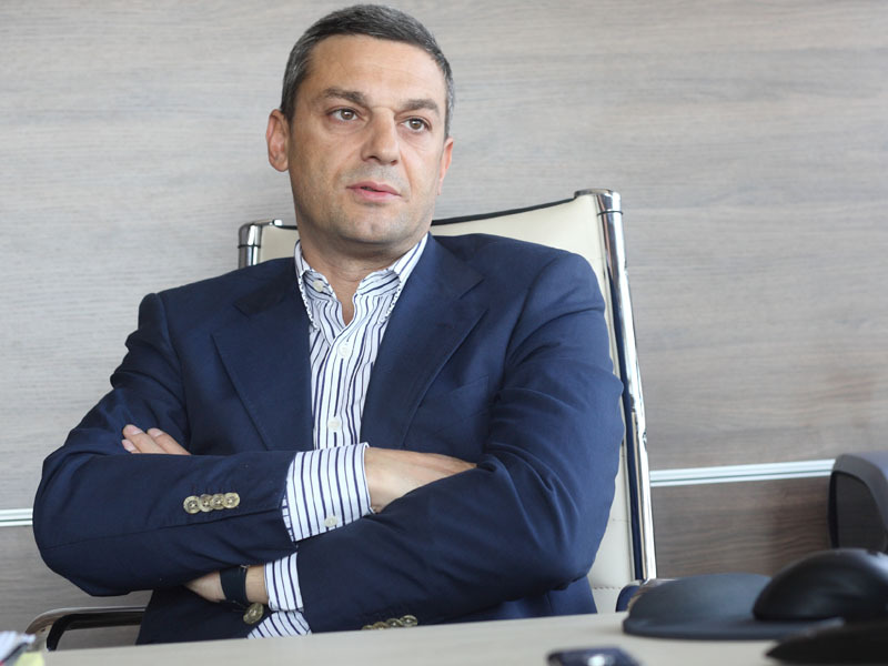 TINU SEBESANU, CEO TREND HOSPITALITY: „ROMANIA ESTE AL TREILEA FURNIZOR DIN LUME DE PERSONAL PENTRU VASELE DE  CROAZIERA, DUPA FILIPINE SI INDONEZIA“. Problema fluctuatiei de personal din industria ospitalitatii reprezinta de multi ani o problema pentru jucatorii din acest domeniu. Inca din 2005, consultantii, precum Tinu Sebesanu, se plangeau de lipsa de personal, romanii fiind cuceriti de tentatia castigurilor ridicate din alte tari. Vasele de croaziera sau hotelurile din statiunile turistice straine reprezentau principala destinatie a celor care aveau experienta in acest domeniu.