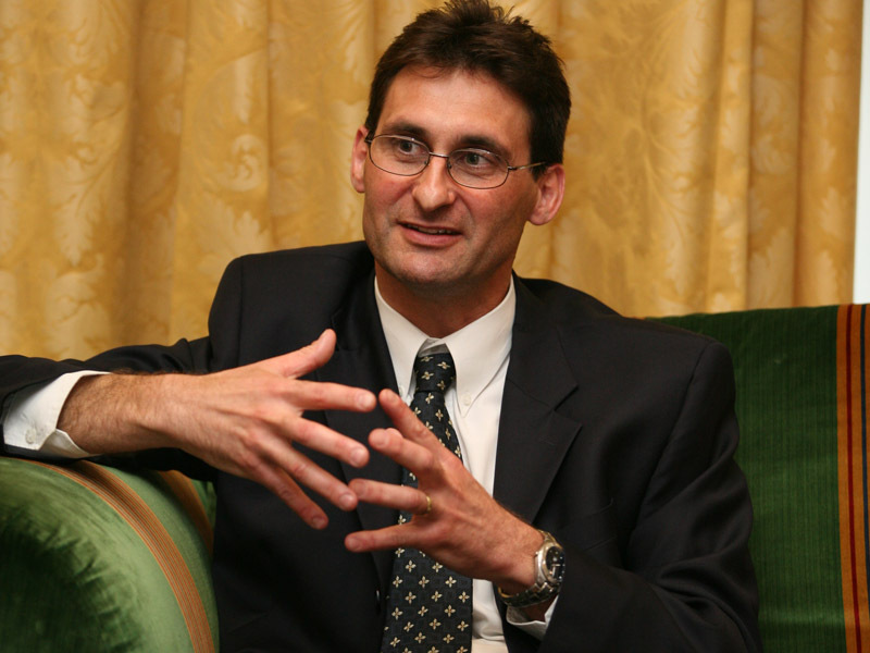 TIVADAR RUNTAG, DIRECTORUL DEPARTAMENTULUI COMERCIAL PETROM: „A APARUT IN ROMANIA UN NOU SEGMENT DE CONSUMATORI, CARE CUMPARA MASINI IN  FUNCTIE DE CRITERIUL PRET, DAR URMARESC CA ACESTA SA FIE CAT MAI MARE“. In 2008, piata auto era pe culmea valului, iar dealerii auto profitau de dorinta romanilor de a exprima prin masina pe care o conduc un statut social cat mai ridicat. Drept urmare, vanzarea de masini scumpe era un fenomen care luase amploare, dar care nu avea sa se mai dezvolte mult: din 2009, vanzarile de masini, scumpe sau ieftine, s-au prabusit. 