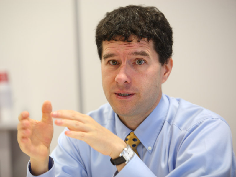 TONI IORDACHE, FOST ANGAJAT PE WALL STREET: „PENTRU FIECARE ACTIV DE UN DOLAR EU CREEZ DE 10-15 ORI MAI MULTE PRODUSE  DERIVATE. 1 LA 1 INSEAMNA HEDGING, DAR 1 LA 15 INSEAMNA SPECULA“. Fost angajat al unor institutii financiare de pe Wall Street, Toni Iordache explica in 2008 in exclusivitate pentru BUSINESS Magazin reteta prin care s-au construit castele din nisip. „A evoluat atat de rapid, incat nici ei nu mai stiau la ce sa se astepte, iar forurile responsabile nu au avut cunostintele necesare sa puna niste frane. Odata ajuns la acest nivel de sofisticare, Wall Street-ul isi merita soarta”, conchidea el.