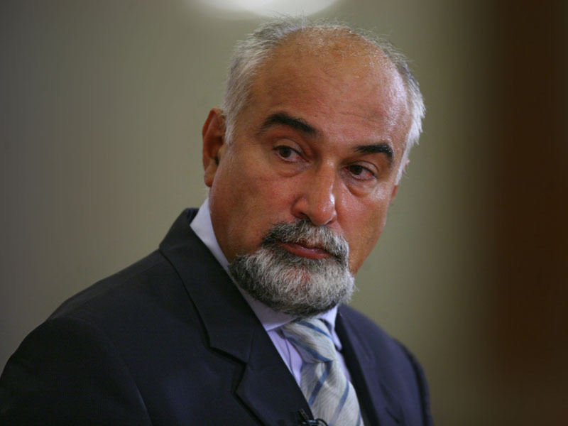 VARUJAN VOSGANIAN, FOST MINISTRU AL ECONOMIEI: „MAI AM O SAPTAMANA DE GUVERNARE SI VRETI SA FAC STRATEGIA ECONOMICA A ROMANIEI PE URMATORII ZECE ANI?“. Atitudinea fostului ministru al economiei, care a fost intrebat in toamna lui 2008 de BUSINESS Magazin cat vor mai dura efectele crizei economice in Romania, in presaptamana alegerilor, este definitorie pentru modul in care o mare parte dintre politicienii locali se raporteaza la actul guvernarii, in care strategia pe termen lung nu este un plan de afaceri, ci un dosar plin cu hartii. 