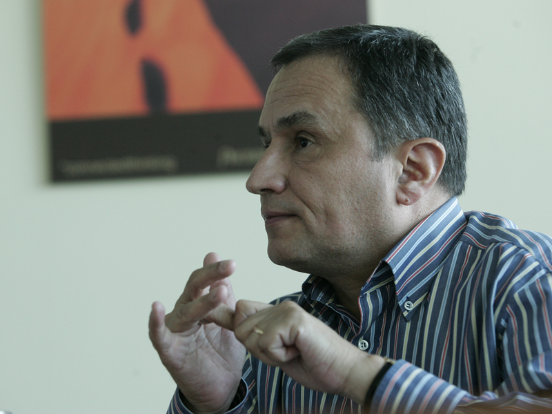 VASILE IUGA, CEO PRICEWATER-HOUSECOOPERS ROMANIA: „IN ROMANIA, TALENTELE VOTEAZA CU PASAPORTUL SI CU BILETUL DE AVION“. Pentru 20-50% in plus la salariu si un pachet de beneficii in care intrau eventual o locuinta si o asigurare de viata, alaturi de telefon mobil, laptop si masina, multi romani erau dispusi sa-si paraseasca orasul sau chiar tara. Ofertele erau atunci de nerefuzat, iar mutarile devenisera o tendinta din ce in ce mai evidenta si pe piata romaneasca.