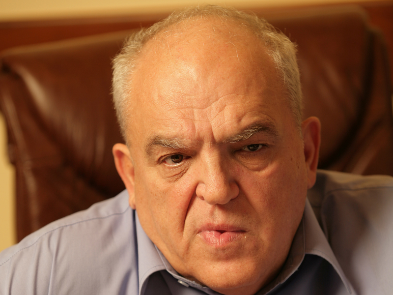 VIRGIL MAILAT, FONDATORUL BERE MURES: „ROMANULUI NU-I PLACE CAND TREBUIE SA DUCA STICLA LA MAGAZIN SAU CAND  INTR-O PLASA PUNE CATEVA STICLE DE BERE CARE NU FAC NICI DOI LITRI. NORMAL CA ERA MULTUMIT DE PET, MAI ALES DE STICLA DE DOI LITRI“. Pionier in industria berii, Virgil Mailat isi amintea ca slovacii, furnizorii sai de malt, au ras initial de ideea sa de a produce bere la PET, zicandu-i ca e o nebunie sa foloseasca ingrediente atat de bune pentru ceva ce nu va merge niciodata. Totusi, vanzarile de bere la PET au ajuns la jumatate de miliard de euro in 2007. Mailat a mizat pe o trasatura esentiala pe care a observat-o, in timp, la consumatorul roman: comoditatea.