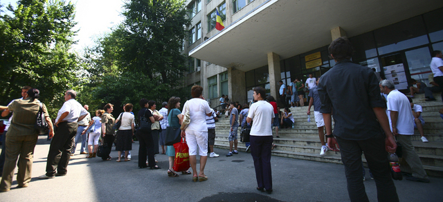 Universitatile romanesti se golesc de studenti platitori. Cum ar putea ramane facultatile fara locurile cu taxa