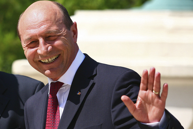 Basescu a promis Fondului ca nu va promulga legile privind reducerea TVA la alimente si neimpozitarea pensiilor