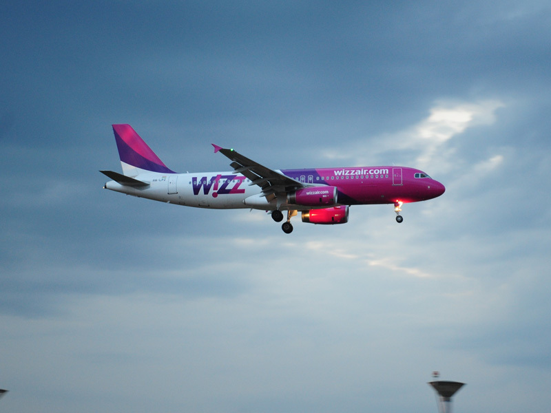 Batalia low-cost: in timp ce Blue Air se lupta sa scape de insolventa, Wizz Air sta la panda si ii preia destinatiile de zbor