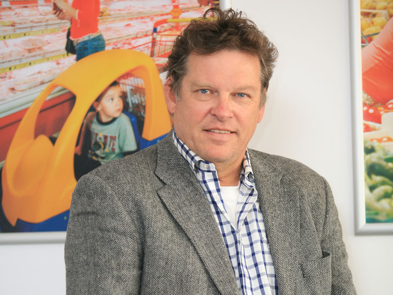 WOLFGANG JANISCH,  FOST DIRECTOR GENERAL BILLA: „PENTRU INTREAGA PIATA DIN ROMANIA, NICI 200-300 DE MAGAZINE BILLA NU SUNT PREA MULTE“. Cele mai mari retele de supermarketuri investeau 100 de milioane de euro in 2007. Era vorba de 50 de noi magazine, adica dublarea numarului de spatii pe care unele retele le aveau la finele anului 2006. Toata lumea vorbea de zeci si sute de noi puncte de vanzare in anii urmatori, a caror rentabilitate se considera extrem de ridicata, pe baza unor studii de piata care nu prevedeau anii de minus ce urmau sa vina.