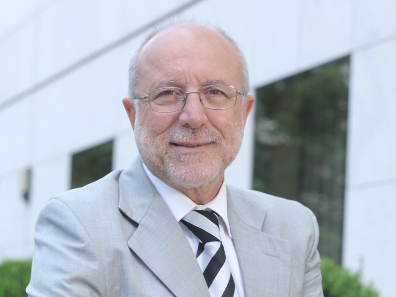 YORGOS IOANNIDIS, CEO ROMTELECOM: „CREDEAM CA AVIONUL A DECOLAT SI CA INCEPEM SA ZBURAM. CRIZA NE-A ADUS INSA INAPOI LA SOL SI TREBUIE SA RECUNOSC CA N-AM STIUT PREA BINE CUM SA REACTIONEZ“. Grecul care conduce Romtelecom s-a referit in acesti termeni la ultimii ani inainte de criza, cand s-a lasat furat de valul de optimism general care caracteriza o piata telecom care in Est mai avea din plin resurse sa creasca. Nu ca de la inceputul crizei pana acum n-ar mai fi crescut - insa a facut-o cu pretul unor restructurari dure si al unui adevarat razboi al reducerilor de tarife.