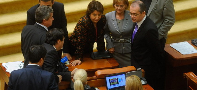 Pedelistii inghit cu noduri Legea educatiei: "Nu-mi convine, dar n-am ce face. E musai cu placere!"