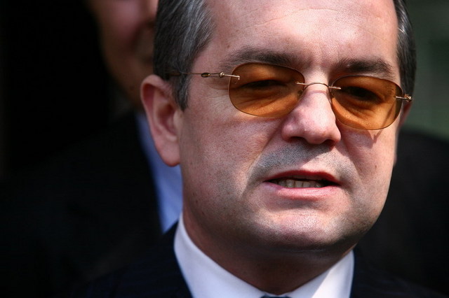 Emil Boc: Salariul minim va creste cel putin cu rata inflatiei