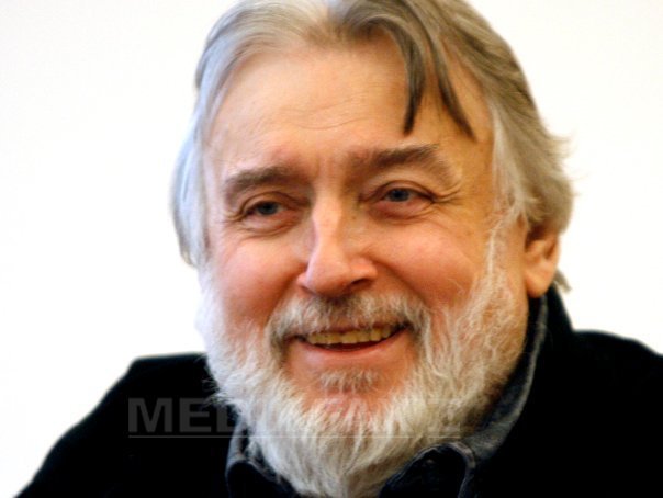 BIO: Adrian Paunescu - lider al Cenaclului Flacara si politician prezent in dezbaterea publica