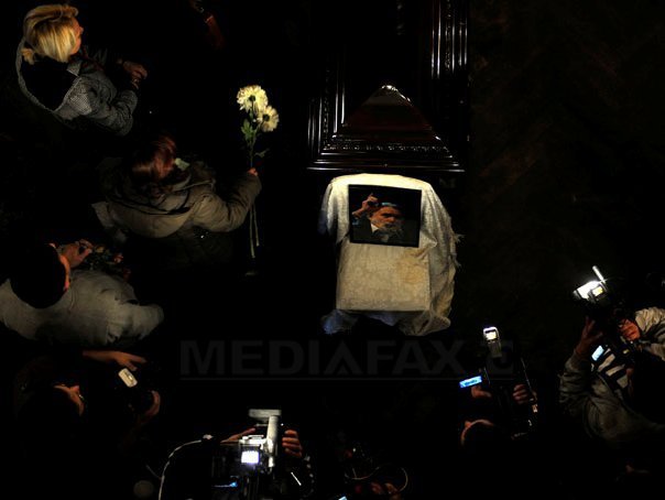 Adrian Paunescu a fost inmormantat cu onoruri militare la Cimitirul Bellu
