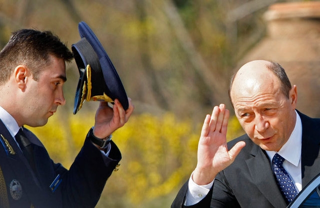 Politistii facuti „stripperi” de Basescu: „Acum isi arunca caracterul pe toate televiziunile”