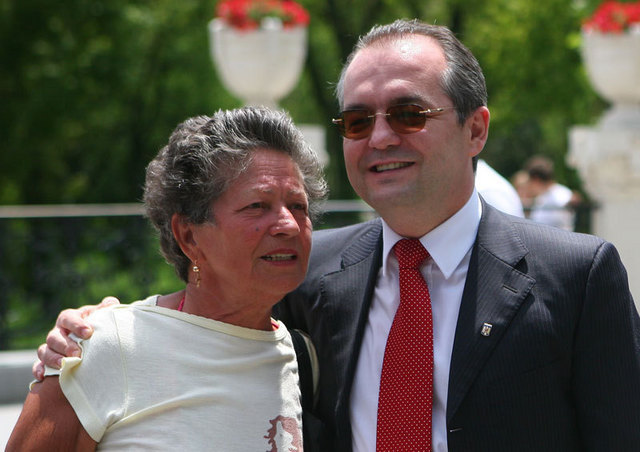 De unde mai taie Boc - Premierul se bazeaza pe pensionarii care „ies din sistem”