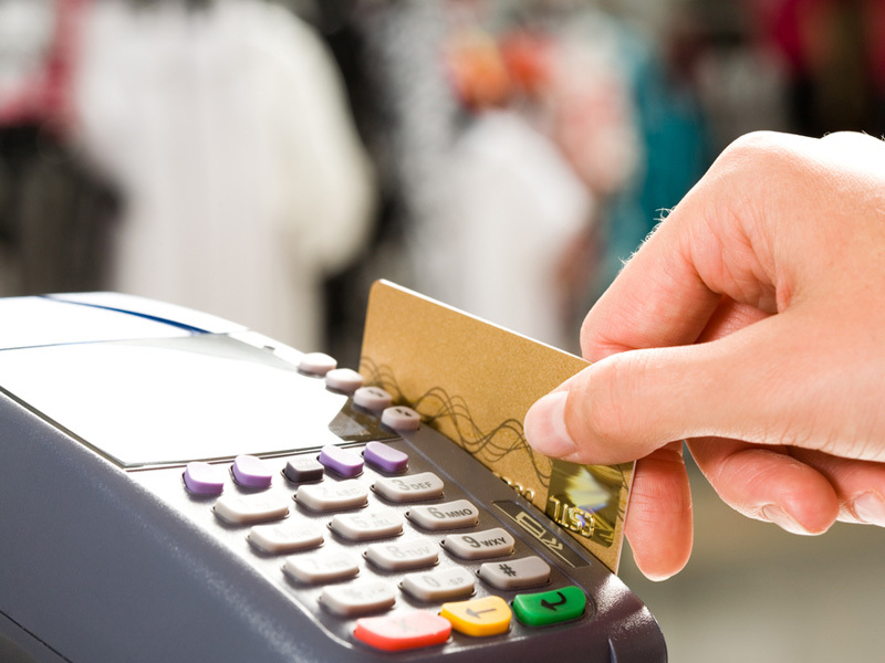 Gfk: Unul din zece romani detine un card de credit