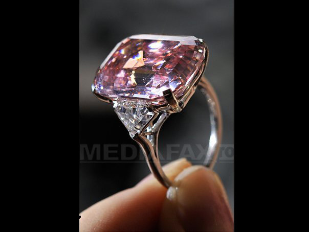 Record mondial de pret pentru un diamant roz, vandut cu 46,1 mil. de dolari
