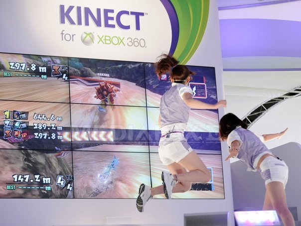 Microsoft a lansat Kinect, care permite controlul jocurilor Xbox prin gesturi si voce
