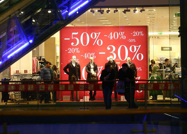Shopping de criza. Unde s-au inghesuit 250.000 de romani la cumparaturi